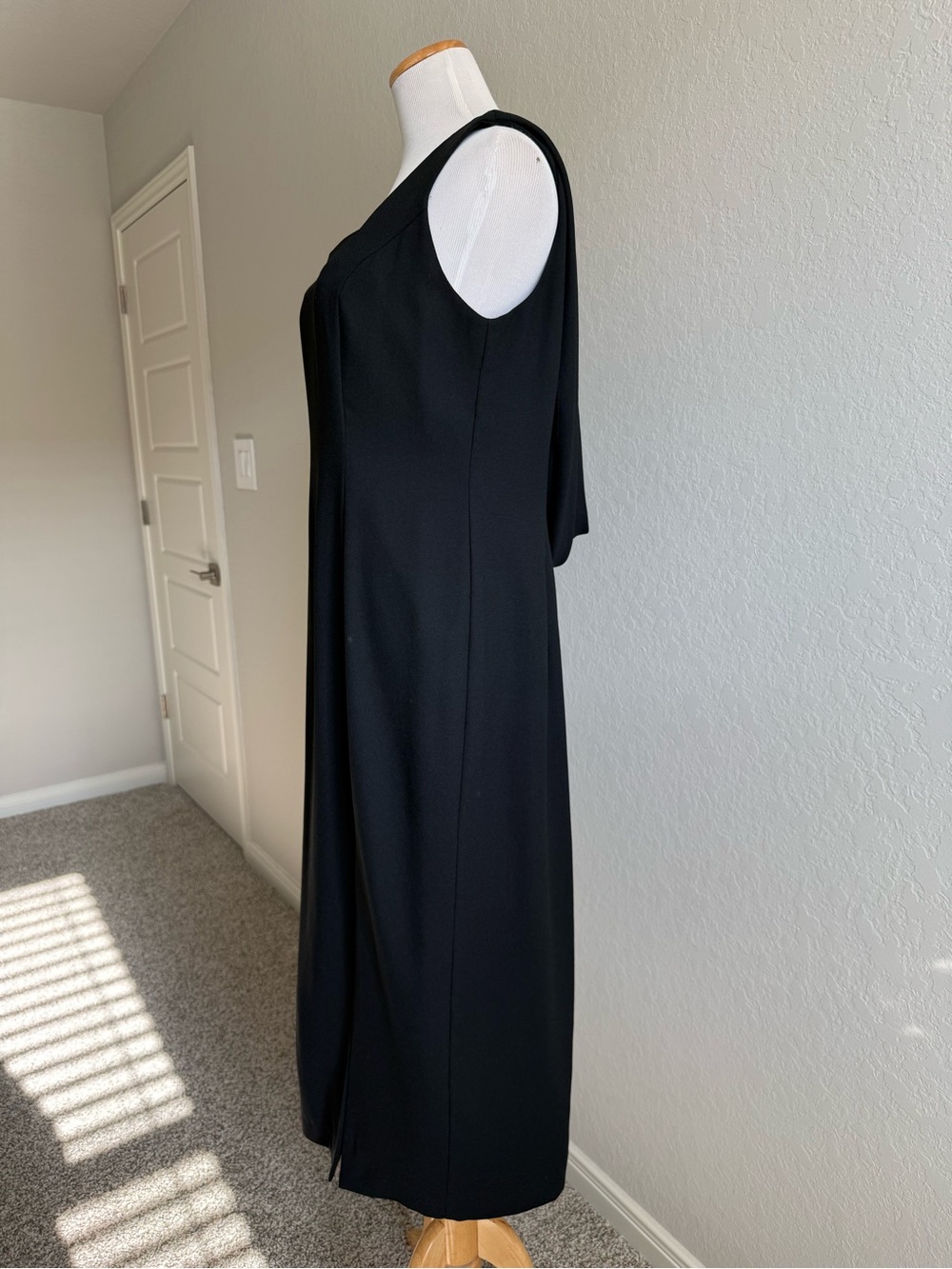 Elegant Black Draped-Back Cocktail Dress - Picture 3 of 9